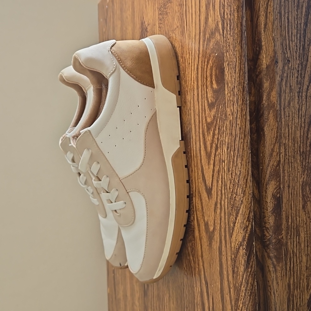 Life Stride women's size9 cream and white sneakers